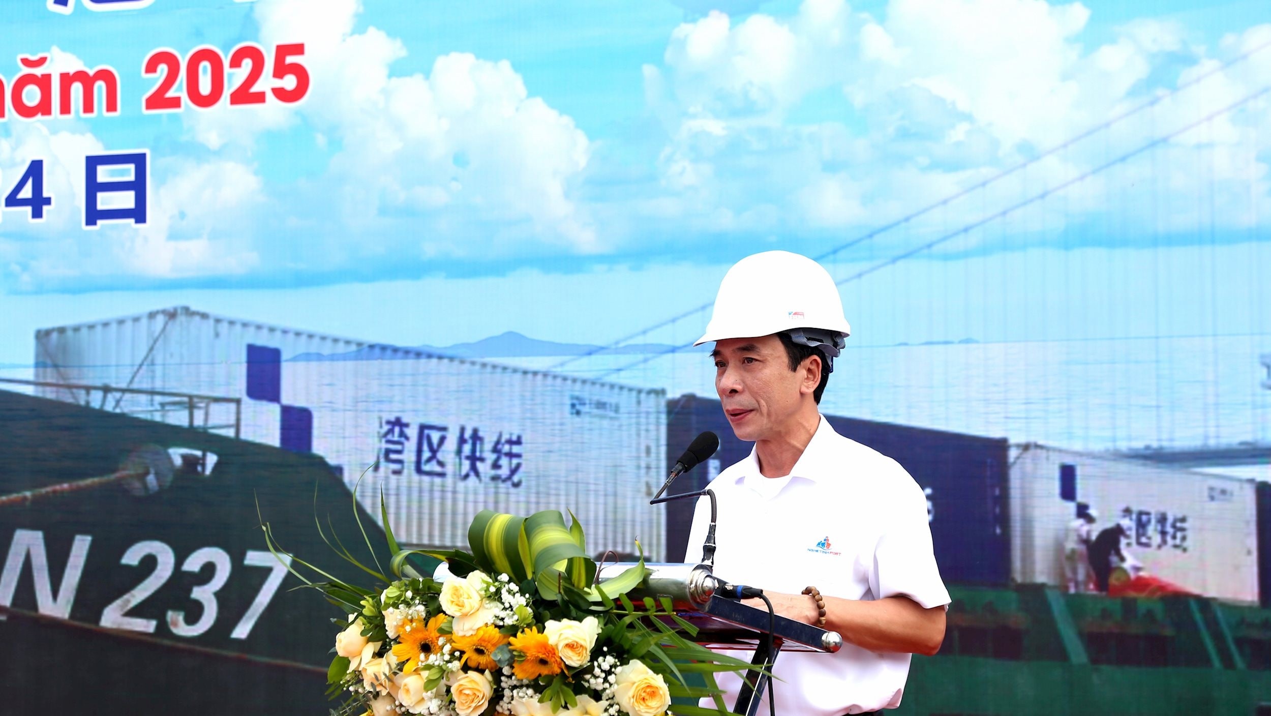 Ông Bùi Kiều Hưng, Tổng giám đốc Công ty CP Cảng Nghệ Tĩnh, phát biểu tại buổi lễ. Ảnh: Xuân Hoàng