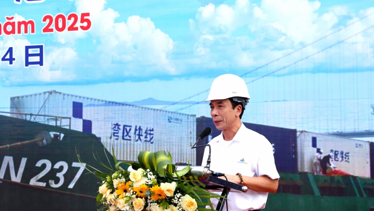 Ông Bùi Kiều Hưng, Tổng giám đốc Công ty CP Cảng Nghệ Tĩnh, phát biểu tại buổi lễ. Ảnh: Xuân Hoàng