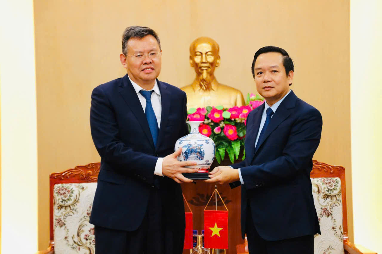 Chủ tịch UBND tỉnh Ninh Bình tặng quà lưu niệm cho ông Cheng Yongwen, Phó Tỉnh trưởng Chính quyền Nhân dân tỉnh Hồ Bắc, Trung Quốc.