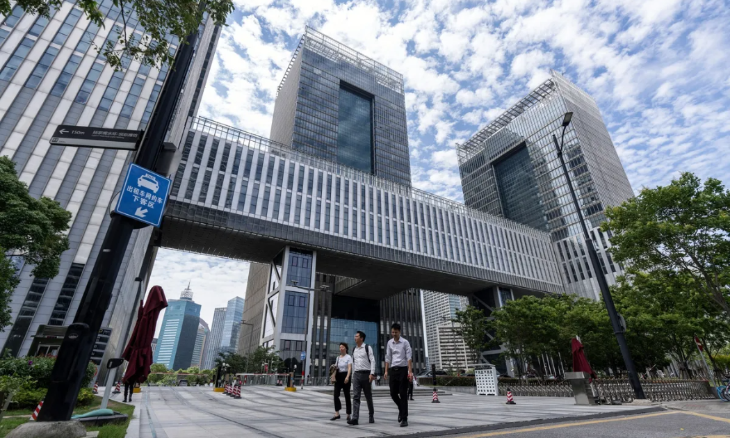 Bên ngoài sàn giao dịch chứng khoán Thượng Hải - Ảnh: Bloomberg