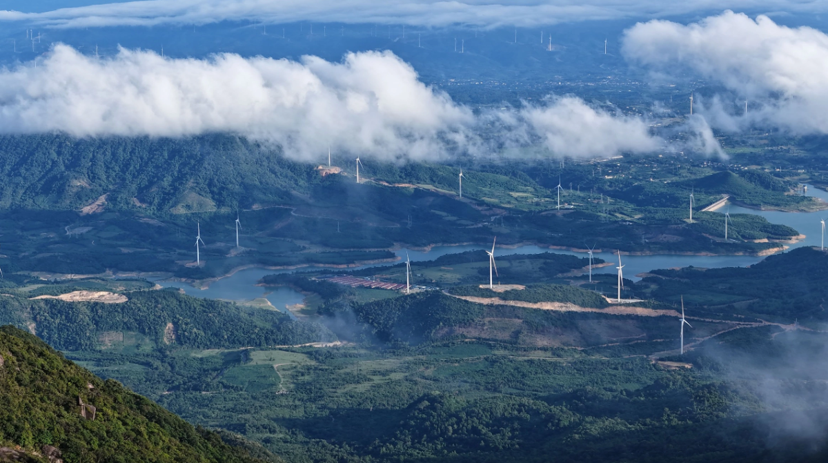 Ngắm trọn vẹn núi rừng Tây Nam Quảng Trị với những cánh quạt điện gió trên đỉnh Voi Mẹp.