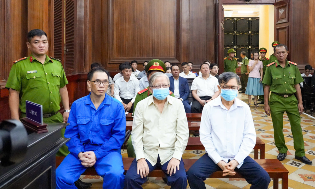 Bị cáo Đinh Trường Chinh (áo xanh) và đồng phạm.