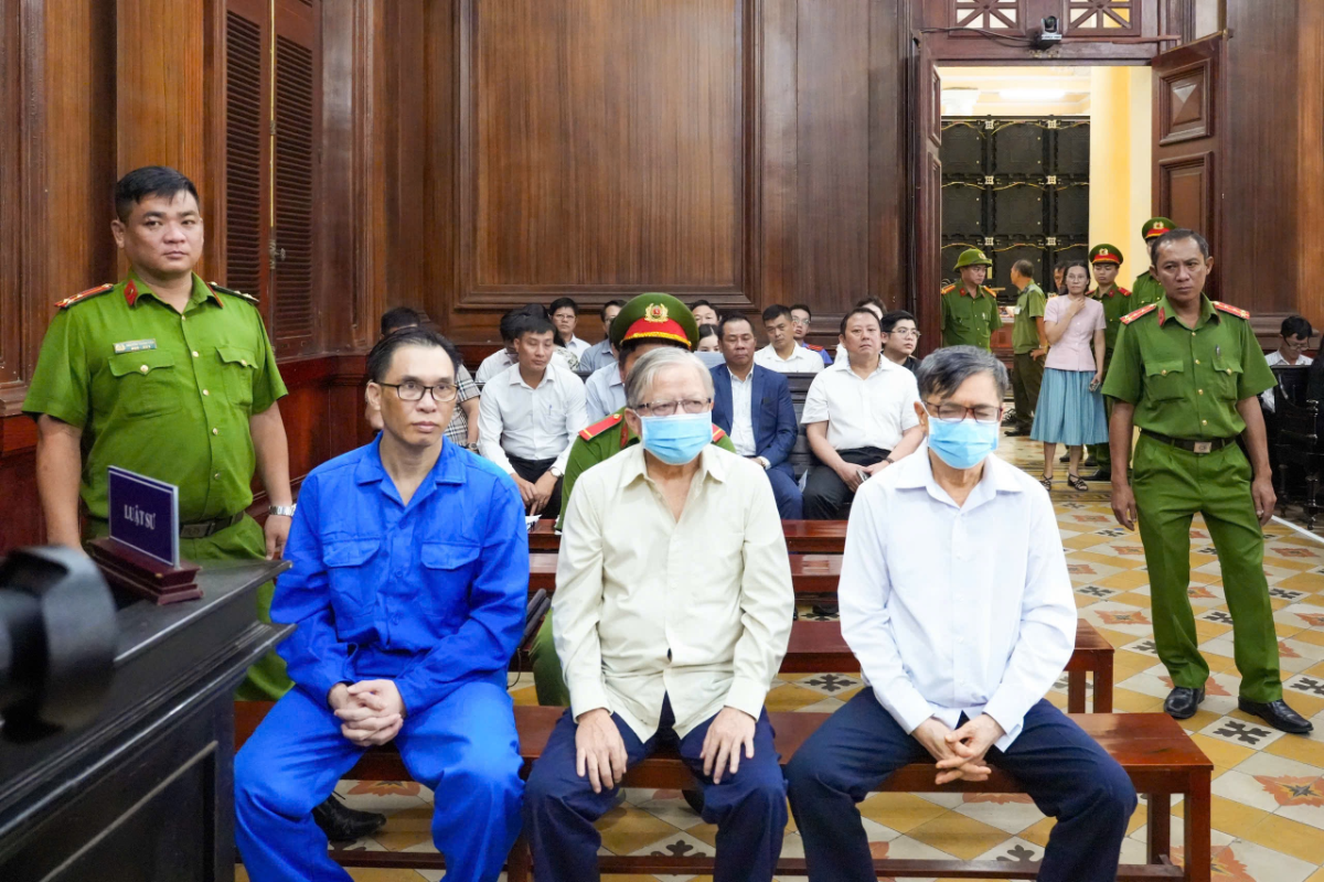 Bị cáo Đinh Trường Chinh (áo xanh) và đồng phạm.