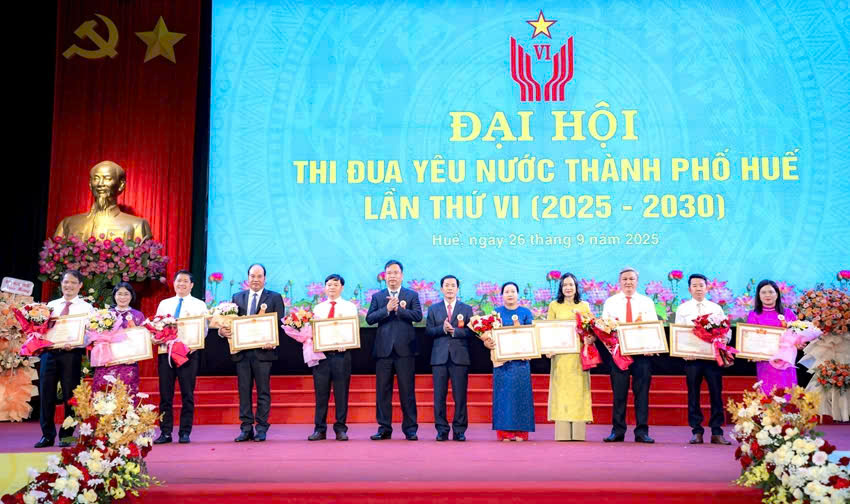 Tập thể, cá nhân nhận Bằng khen của Thủ tướng Chính phủ và công nhận Chiến sĩ thi đua toàn quốc tại đại hội. Ảnh: Hải Thanh