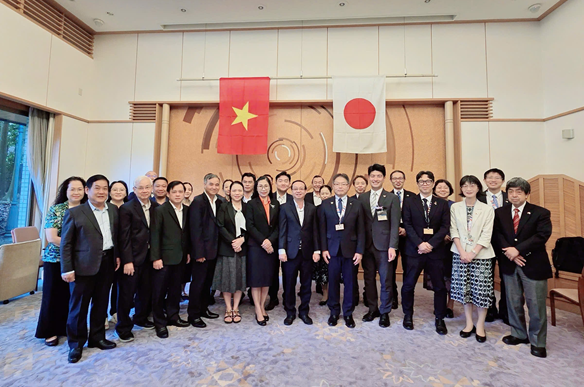 Các đại biểu chụp hình lưu niệm sau buổi làm việc - Ảnh: Cổng thông tin điện tử TP.HCM