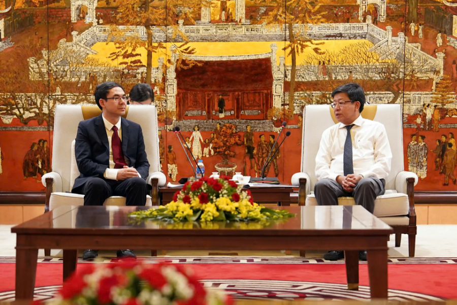Phó Chủ tịch UBND thành phố Hà Nội Dương Đức Tuấn (phải) tại buổi làm việc với Phó Thị trưởng Thành phố Quảng Châu Lại Chí Hồng.