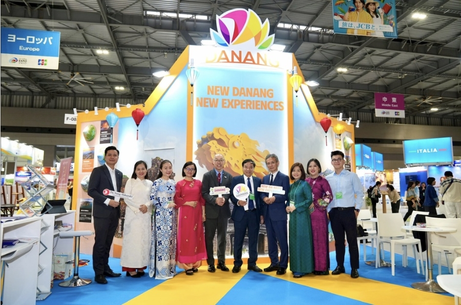 Lãnh đạo Sở Văn hóa Thể thao và Du lịch Đà Nẵng cùng các đối tác tại gian hàng Da Nang FantastiCity.