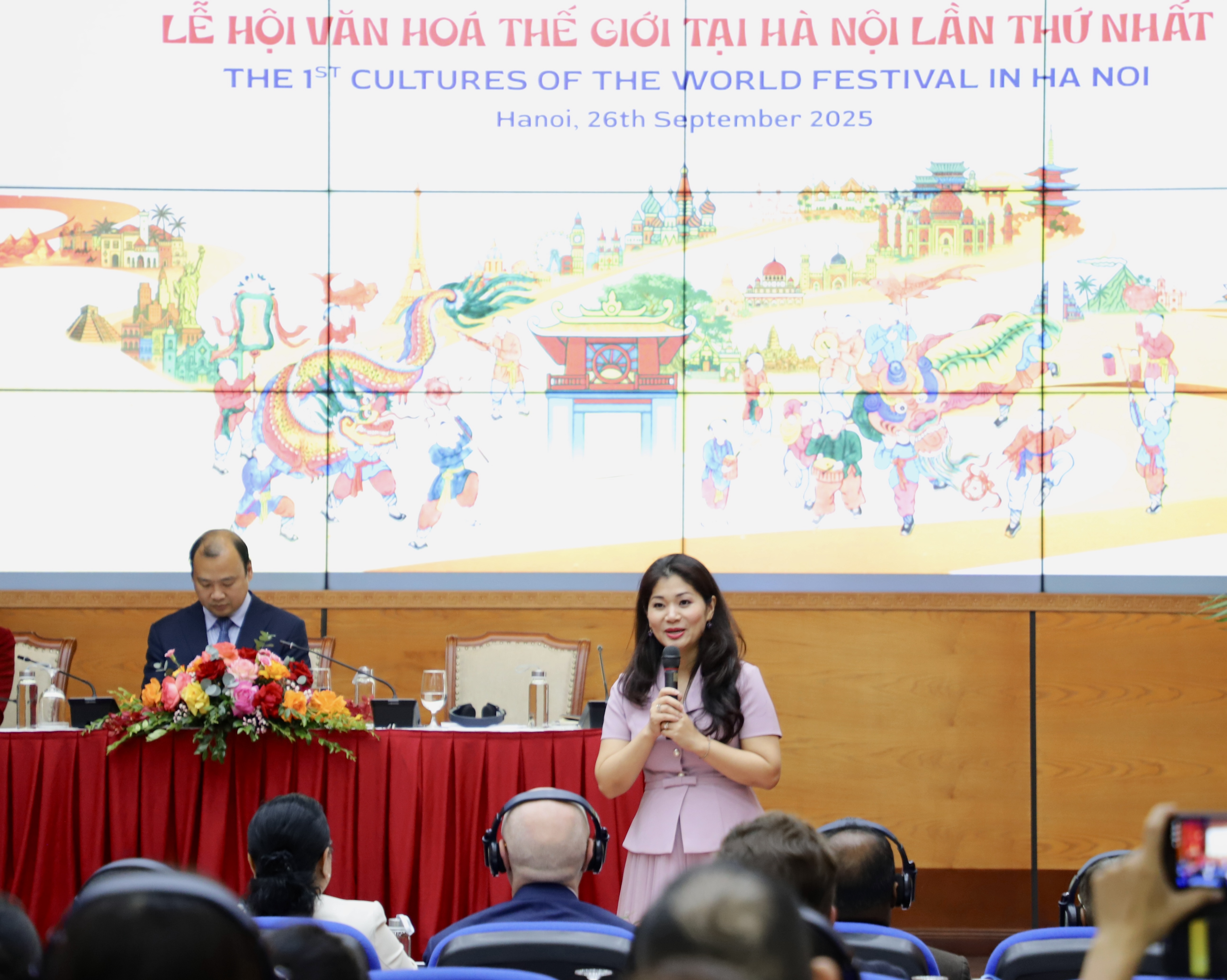 Cục trưởng Cục Hợp tác quốc tế, Bộ Văn hóa, Thể thao và Du lịch Nguyễn Phương Hòa cung cấp thông tin về Chương trình "Lễ hội Văn hóa Thế giới tại Hà Nội" lần thứ nhất.