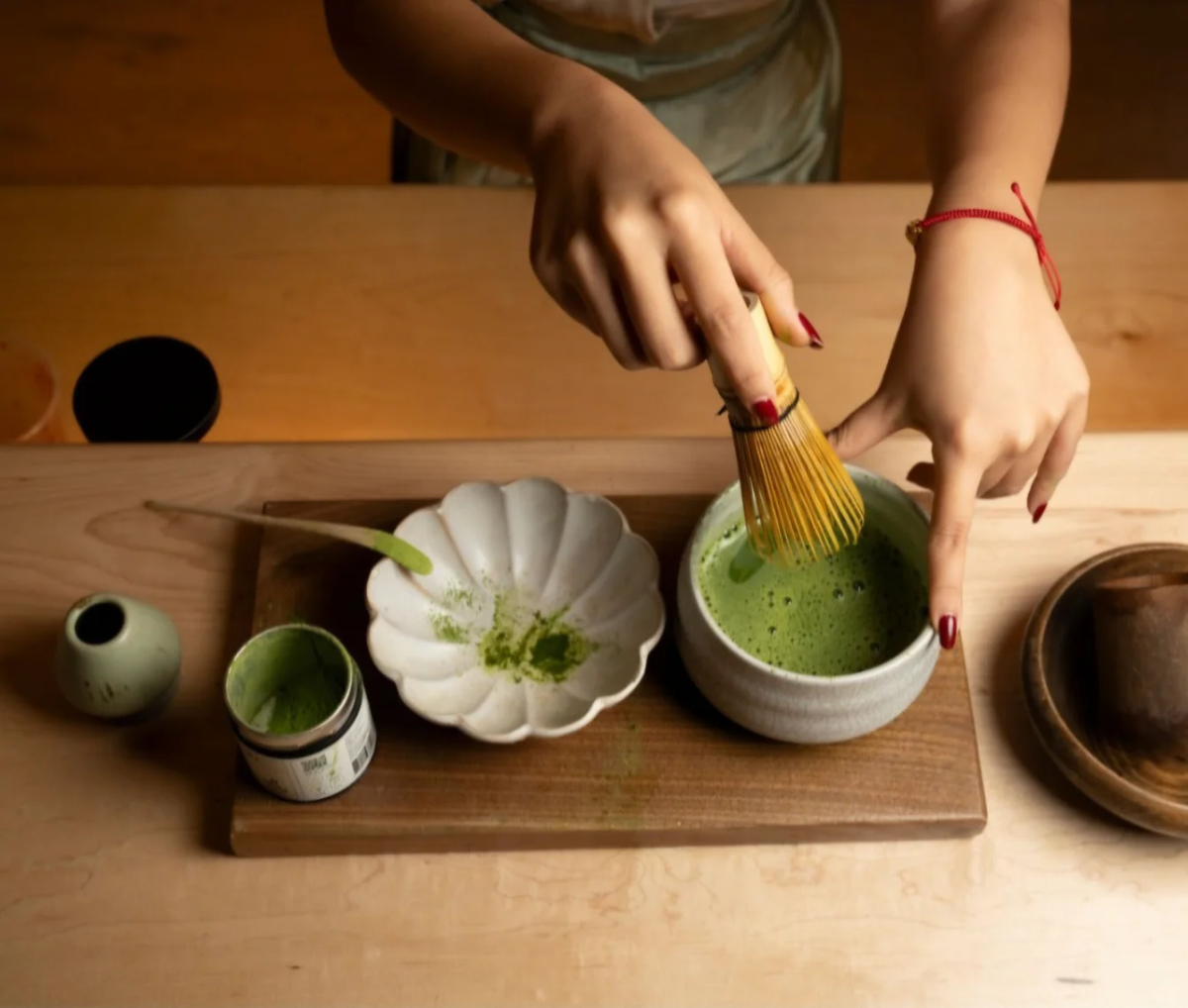 Việc pha chế matcha biến thành một màn trình diễn để thể hiện phong cách của bản thân.