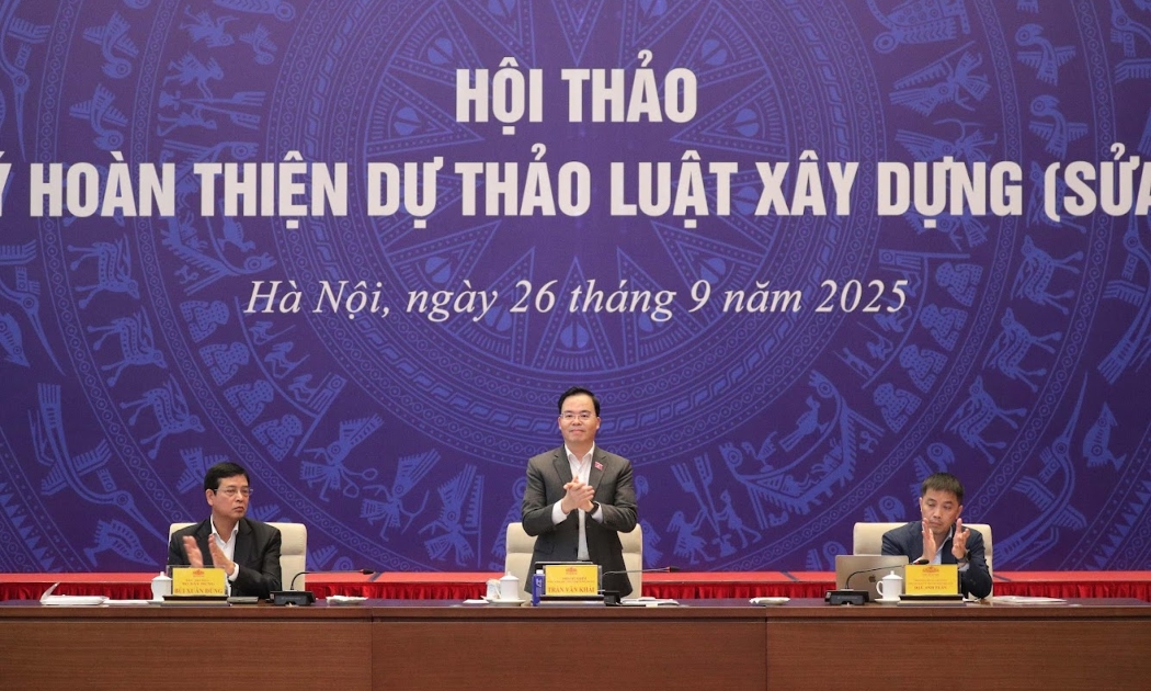 Phó Chủ nhiệm Ủy ban Trần Văn Khải chủ trì Hội thảo.