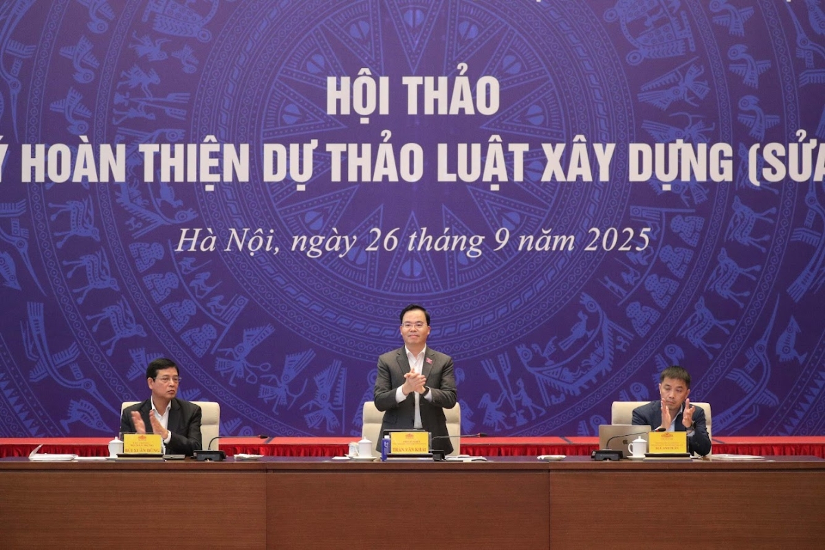 Phó Chủ nhiệm Ủy ban Trần Văn Khải chủ trì Hội thảo.