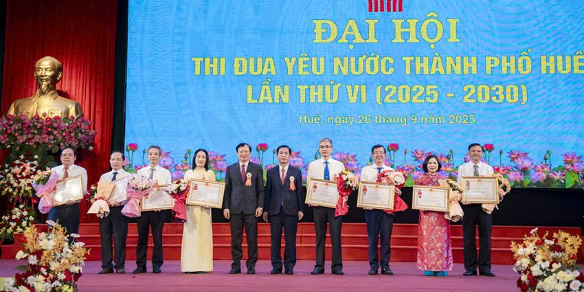Các tập thể, cá nhân tiêu biểu nhận Huân chương Lao động hạng Nhì và hạng Ba tại Đại hội Thi đua yêu nước thành phố Huế lần thứ VI (2025 – 2030). Ảnh: Hải Thanh