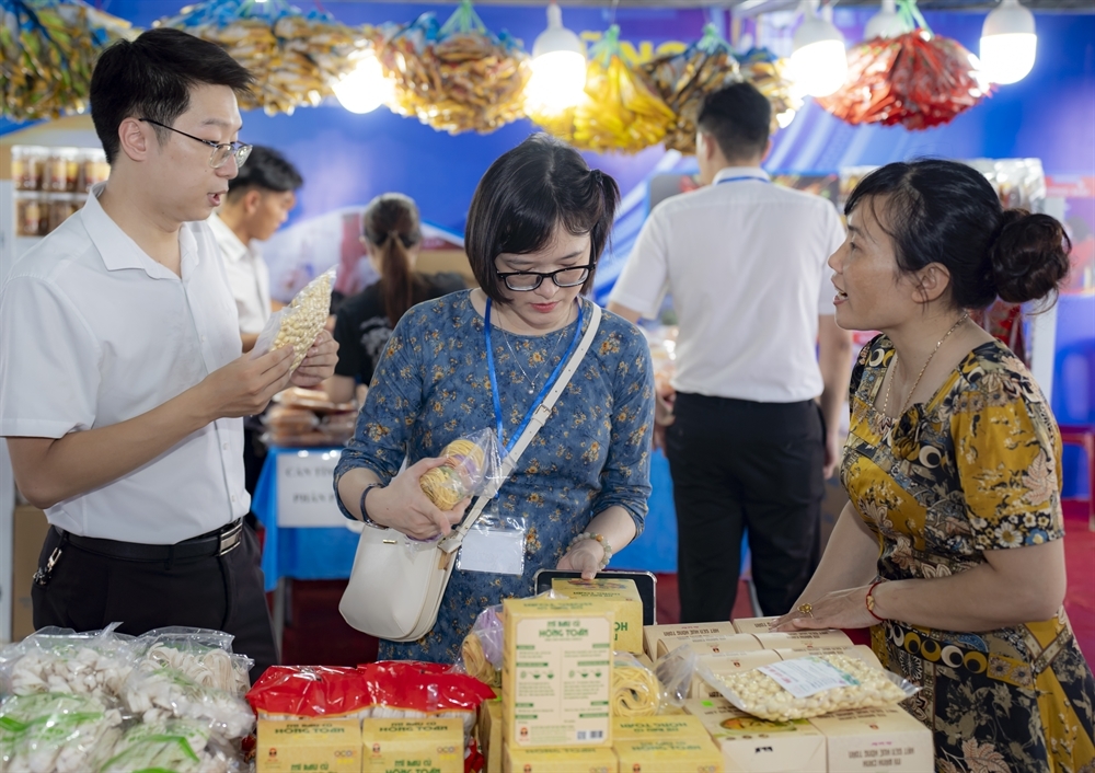 Hội nghị còn diễn ra nhiều hoạt động ký kết hợp tác thương mại tại chỗ.