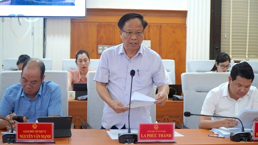 Giám đốc Sở Tài chính thành phố Huế La Phúc Thành thông tin tóm tắt tình hình kinh tế - xã hội tại phiên họp. Ảnh: Lê Thọ