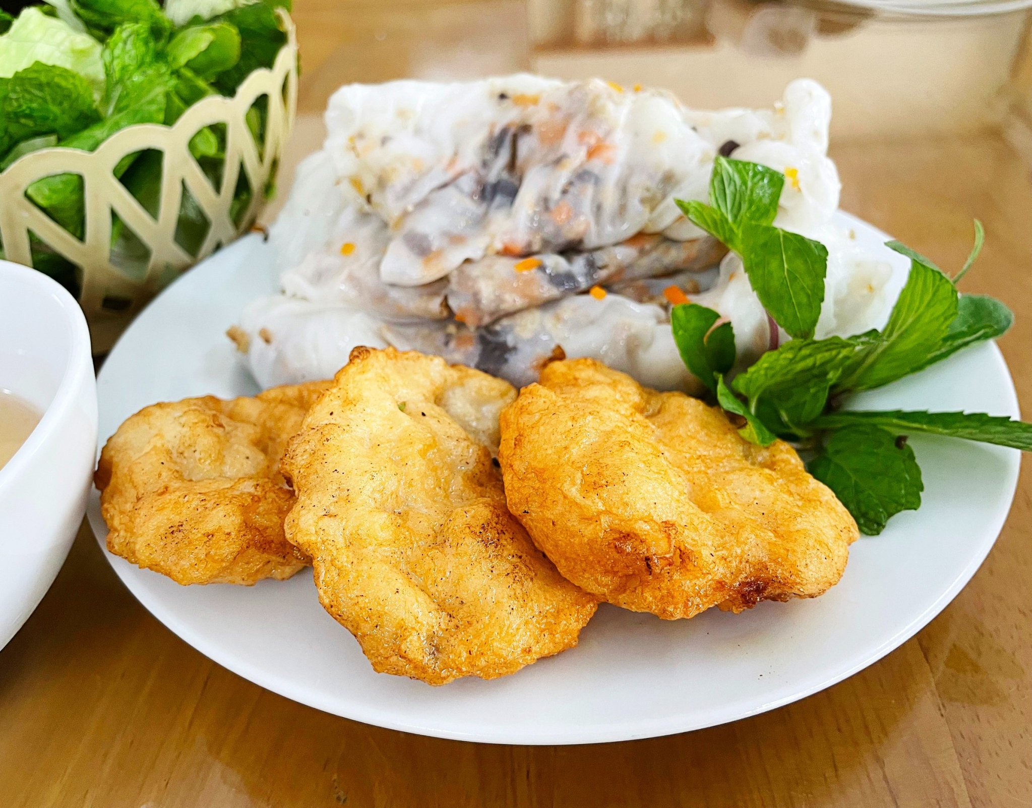 Hàng trăm cơ sở lưu trú, nhà hàng, tàu du lịch trên địa bàn Quảng Ninh sẽ đồng loạt tặng bia Sapphire Hạ Long và chả mực cho du khách khi sử dụng dịch vụ.