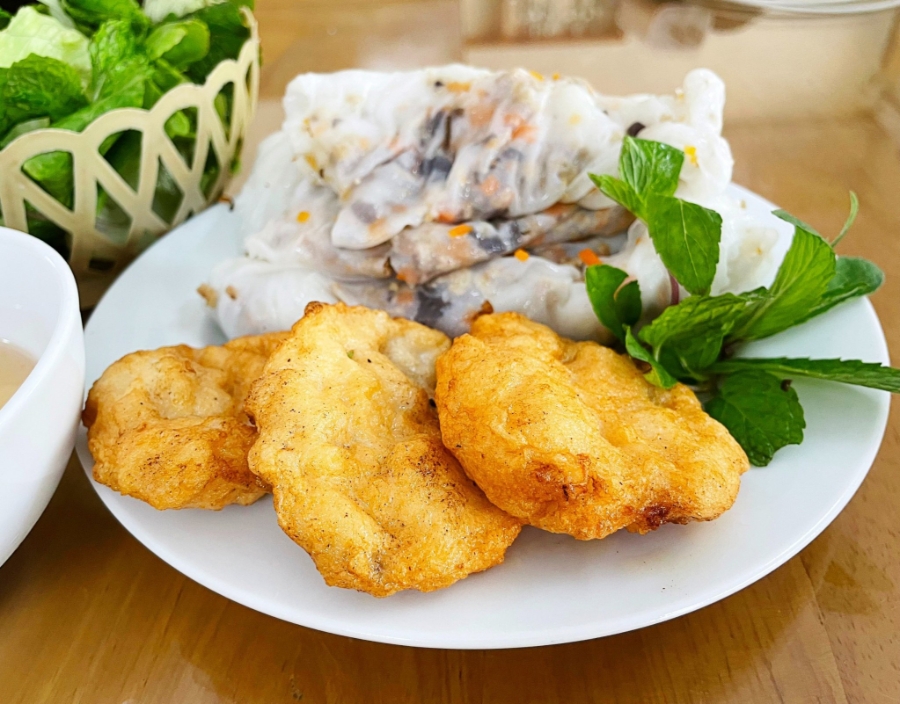 Hàng trăm cơ sở lưu trú, nhà hàng, tàu du lịch trên địa bàn Quảng Ninh sẽ đồng loạt tặng bia Sapphire Hạ Long và chả mực cho du khách khi sử dụng dịch vụ. 