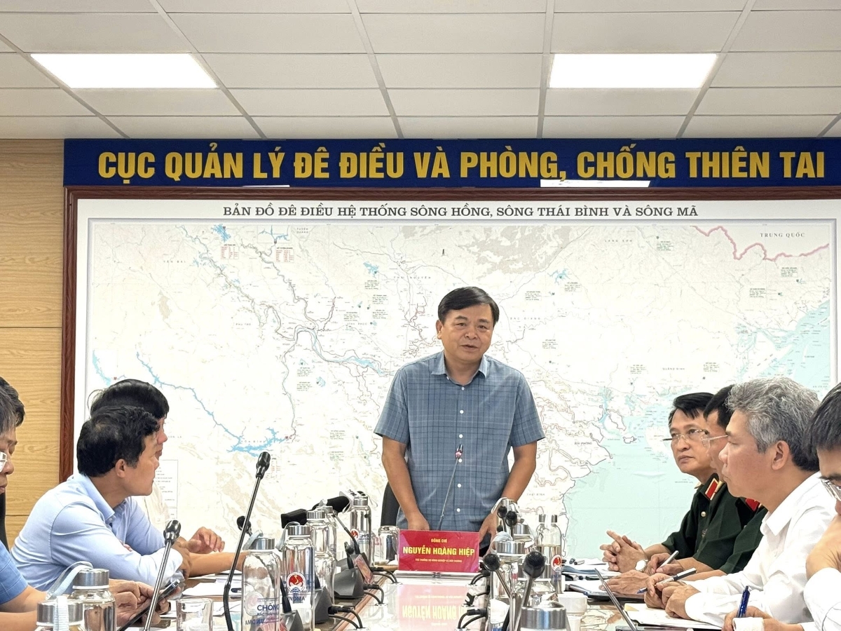 Thứ trưởng Nguyễn Hoàng Hiệp cho biết: Quy luật là khi có hai cơn bão liên tiếp thì bao giờ thiệt hại cũng rất lớn.&nbsp; Ảnh Chu Khôi.