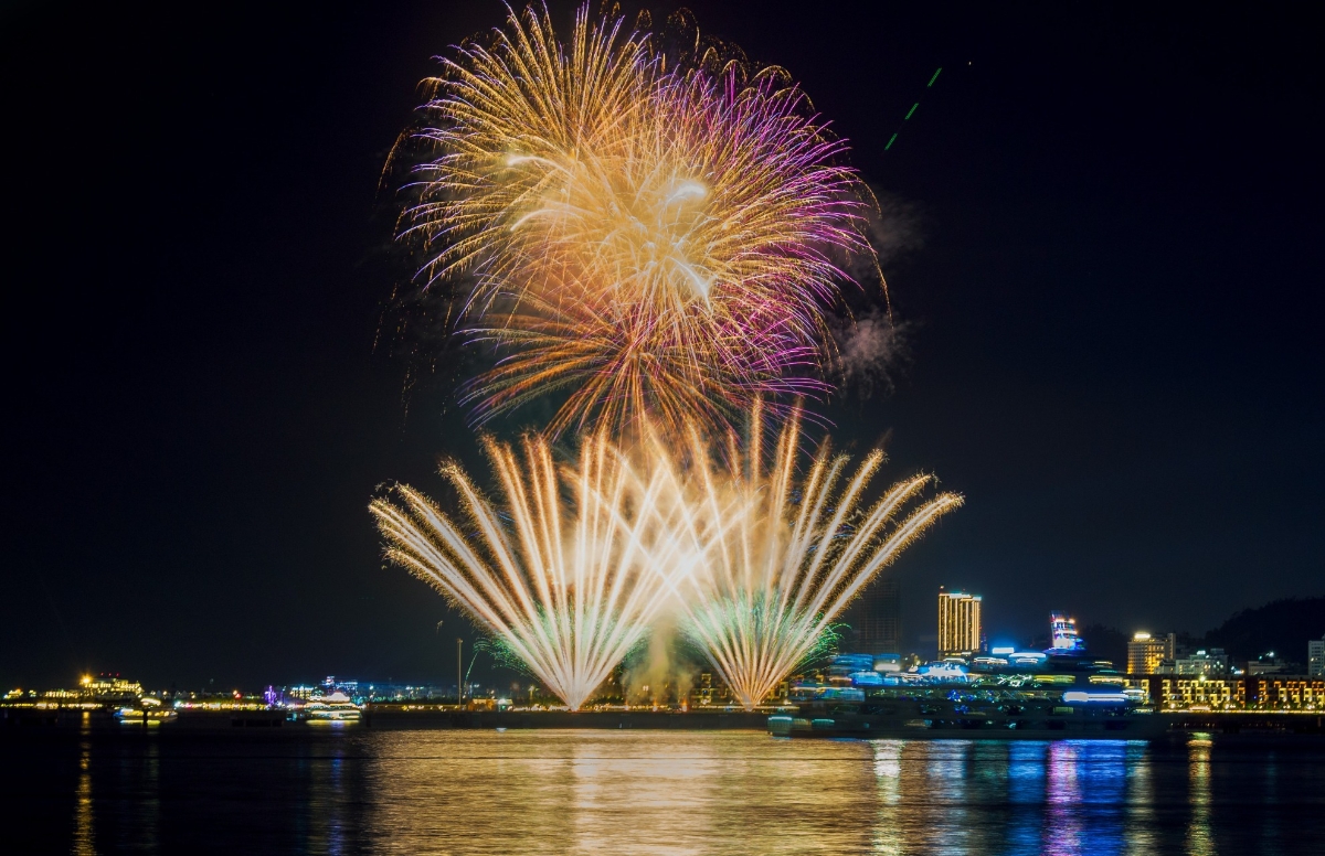 Quảng Ninh hiện bắn pháo hoa nghệ thuật định kỳ 3 lần/tuần vào tối thứ 3, 5, 7 (kéo dài đến 31/12/2025).