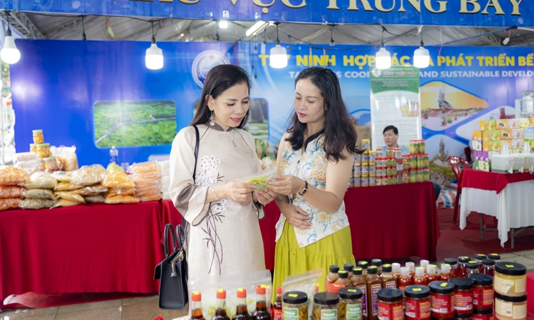 Doanh nghiệp giới thiệu quảng bá sản phẩm.