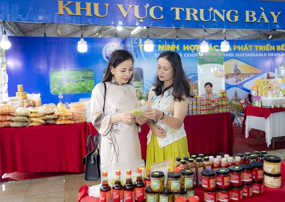 Doanh nghiệp giới thiệu quảng bá sản phẩm.