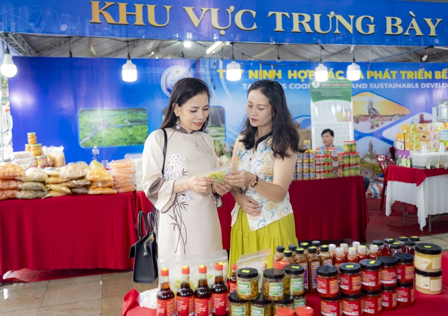 Doanh nghiệp giới thiệu quảng bá sản phẩm.
