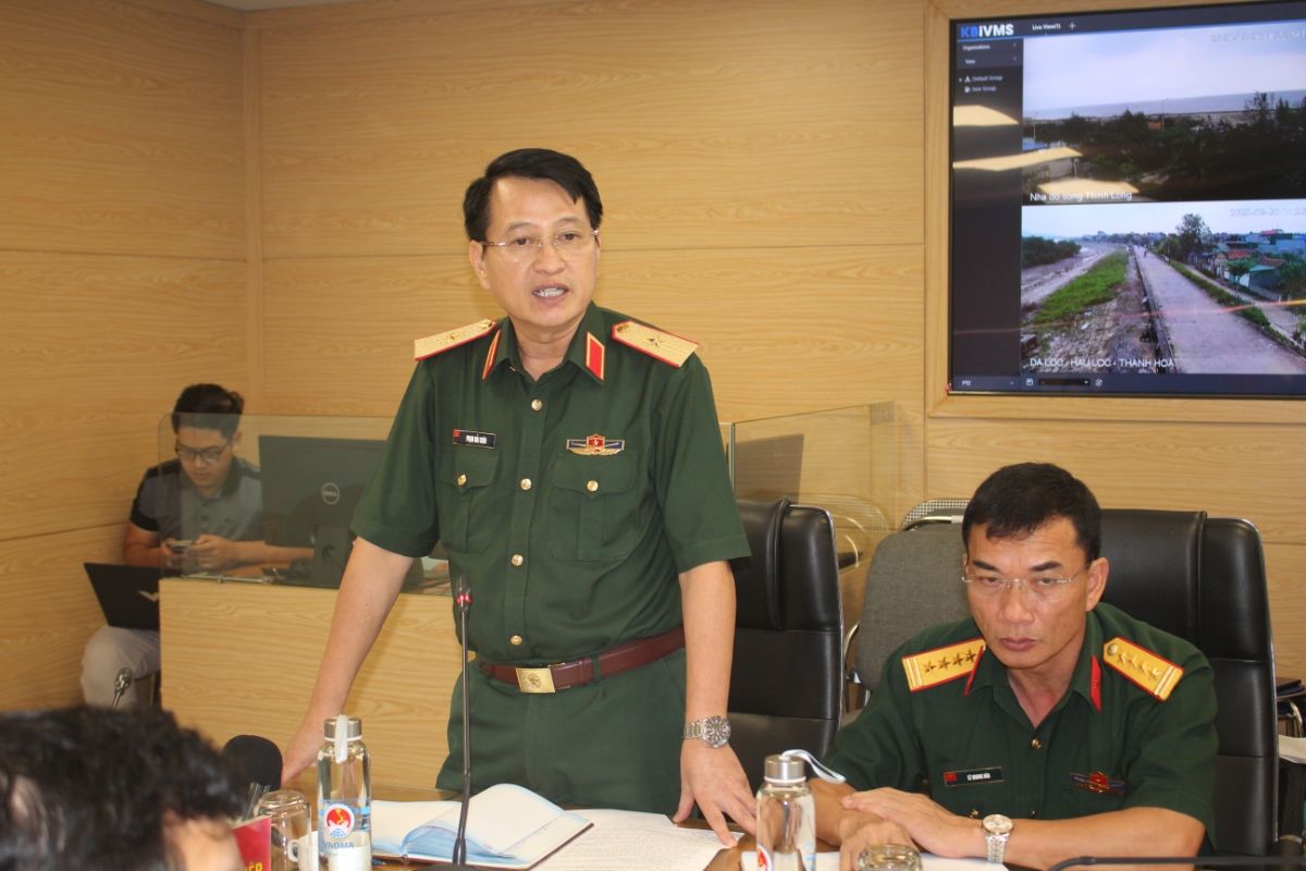 Theo Thiếu tướng Phạm Hải Châu, Bộ Quốc phòng đã giao nhiệm vụ cụ thể cho các quân khu ven biển tập trung kêu gọi, kiểm đếm, hướng dẫn tàu thuyền vào nơi tránh trú bão. Ảnh Chu Khôi.