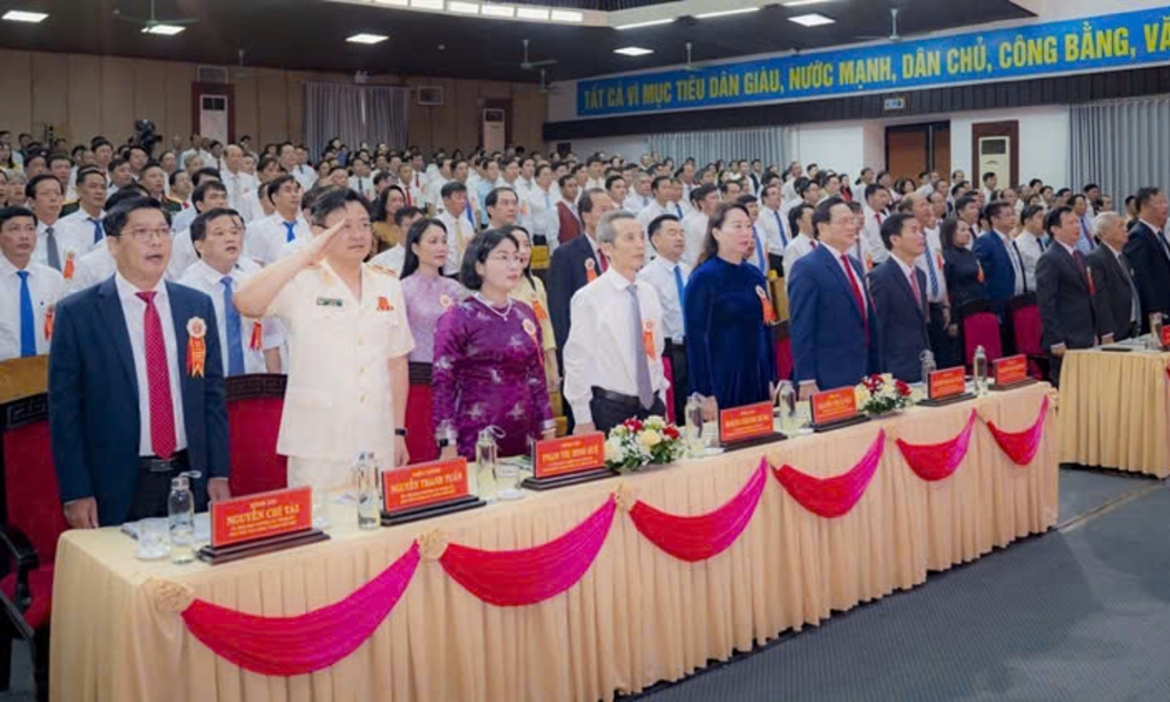 Các đại biểu thực hiện nghi lễ chào cờ, hát Quốc ca tại Đại hội Thi đua yêu nước thành phố Huế lần thứ VI (2025 – 2030). Ảnh: Hải Thanh
