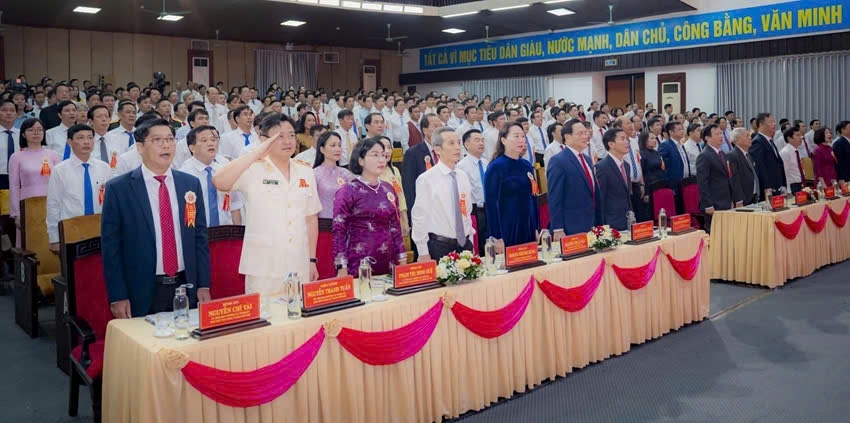 Các đại biểu thực hiện nghi lễ chào cờ, hát Quốc ca tại Đại hội Thi đua yêu nước thành phố Huế lần thứ VI (2025 – 2030). Ảnh: Hải Thanh