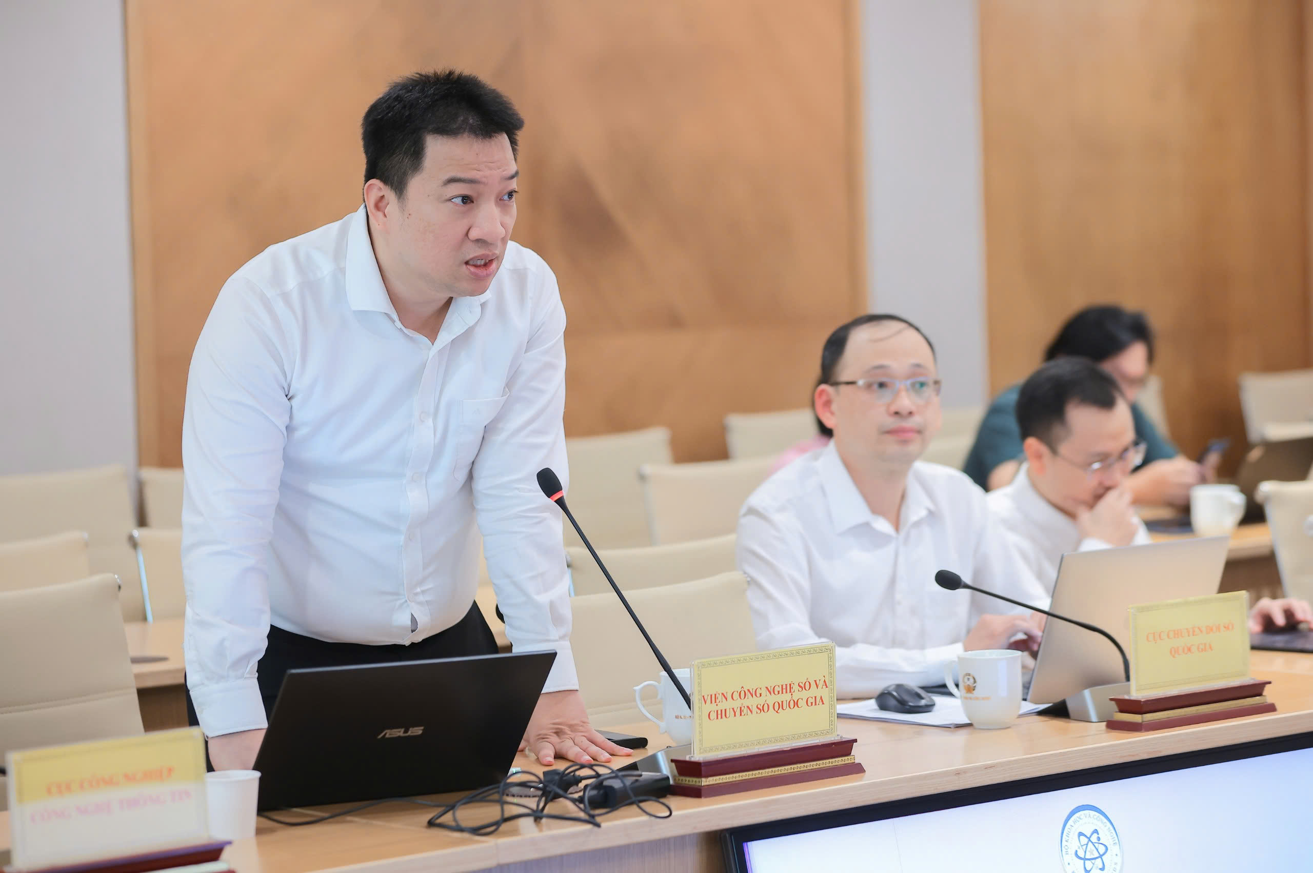 Ông Hồ Đức Thắng, Viện trưởng Viện Công nghệ số và Chuyển đổi số quốc gia (Bộ Khoa học và Công nghệ) thông tin về chương trình đưa AI vào giáo dục tại Họp báo tháng 9 của Bộ Khoa học và Công nghệ. 