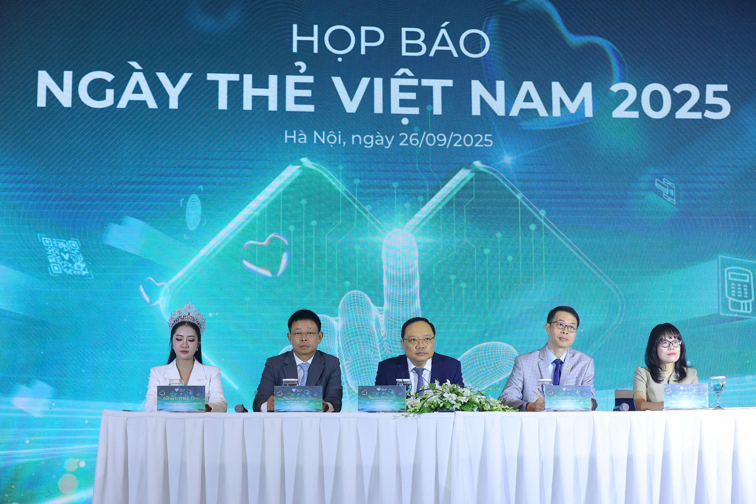 Ông Phạm Anh Tuấn, Vụ trưởng Vụ Thanh toán (ở giữa) và các thành viên ban tổ chức trả lời câu hỏi của báo chí.