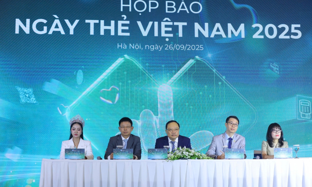 Ông Phạm Anh Tuấn, Vụ trưởng Vụ Thanh toán (ở giữa) và các thành viên ban tổ chức trả lời câu hỏi của báo chí.