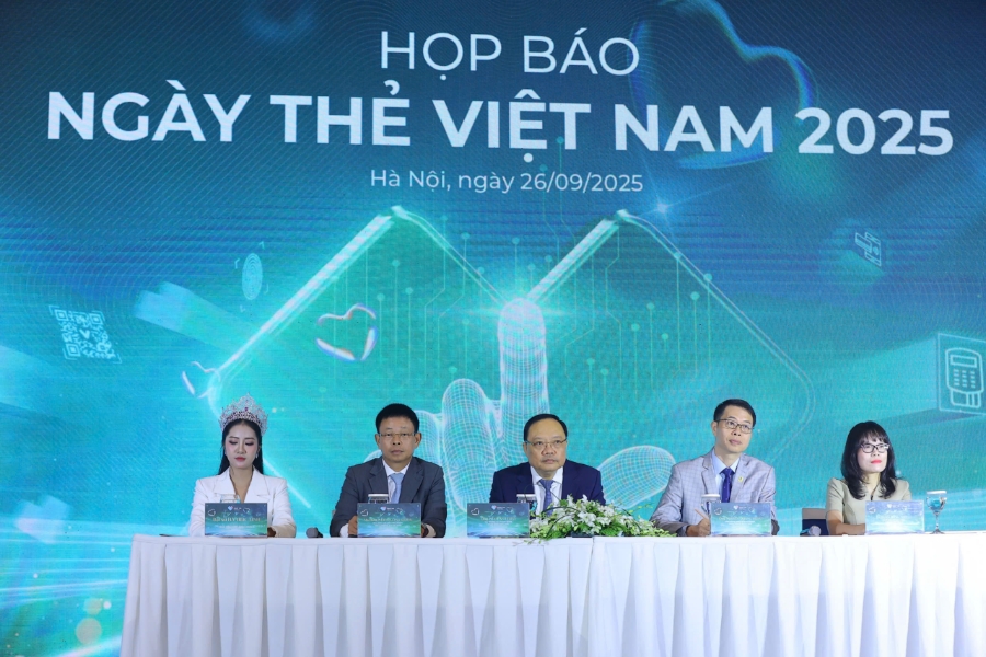 Ông Phạm Anh Tuấn, Vụ trưởng Vụ Thanh toán (ở giữa) và các thành viên ban tổ chức trả lời câu hỏi của báo chí.