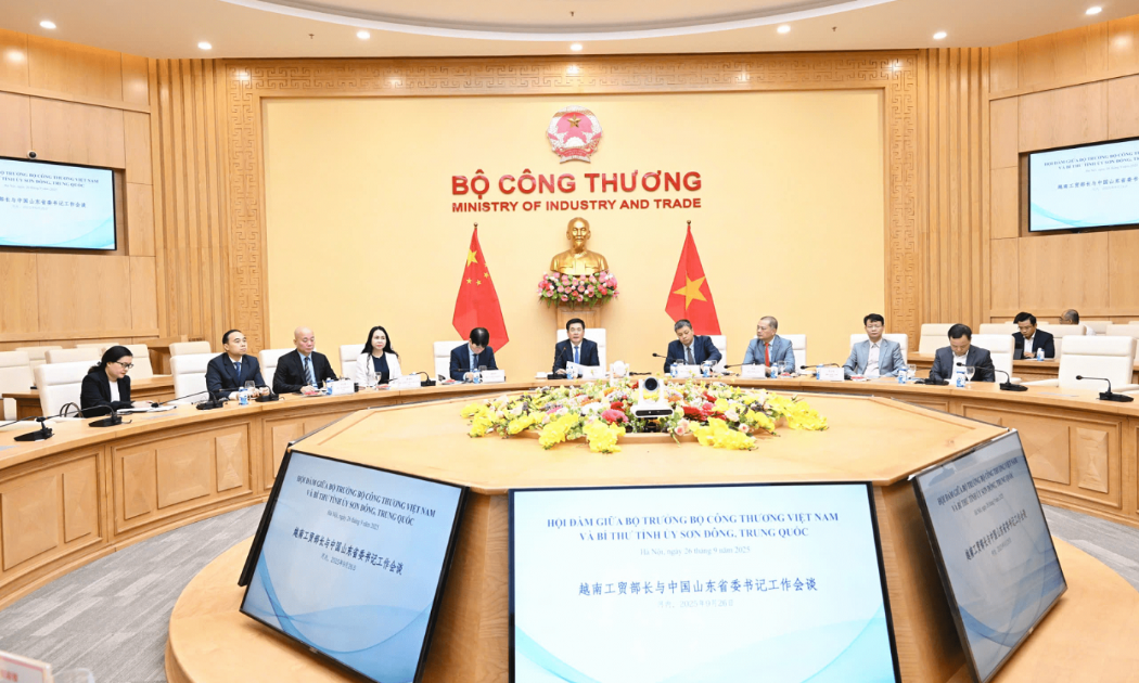 Hội đàm giữa Bộ trưởng Bộ Công Thương Nguyễn Hồng Diên và Bí thư Tỉnh ủy Sơn Đông Lâm Vũ.