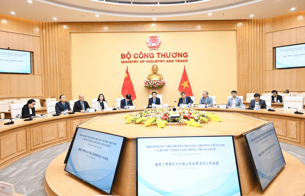 Hội đàm giữa Bộ trưởng Bộ Công Thương Nguyễn Hồng Diên và Bí thư Tỉnh ủy Sơn Đông Lâm Vũ.