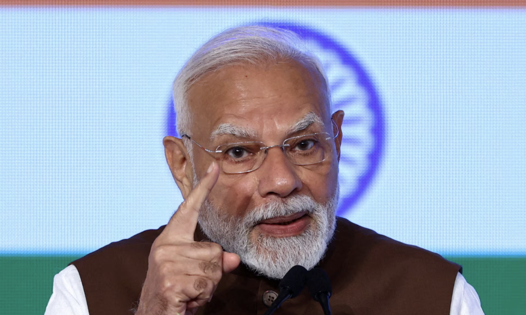 Thủ tướng Ấn Độ Narendra Modi, người gần đây kêu gọi mạnh mẽ người dân nước này dùng hàng sản xuất nội địa thay cho hàng nhập khẩu - Ảnh: Reuters.