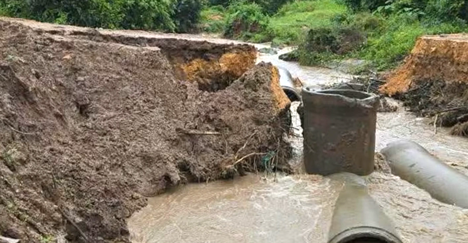 Nước lũ cuốn trôi một đoạn cống trên tuyến đường vào xã Lìa đang trong quá trình thi công