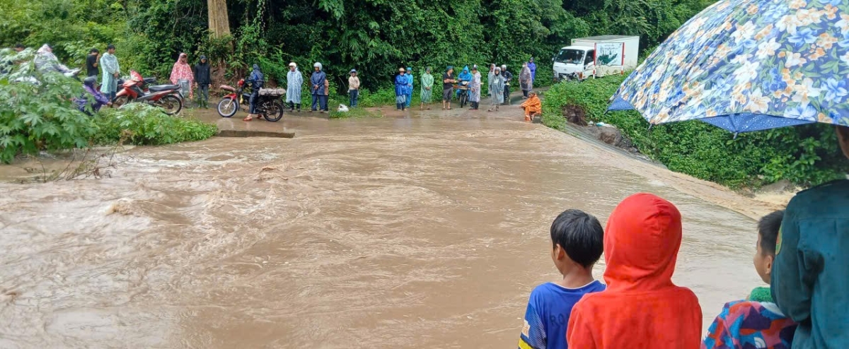 Mưa lớn khiến khu vực cầu Úp Ly, xã Lìa bị ngập sâu, người dân không thể đi qua