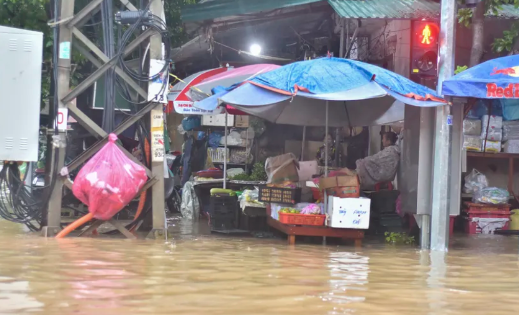 Mưa lớn gây ngập lụt tại khu vực phường Đông Hà và&nbsp; phường Nam Đông Hà, ảnh hưởng đến cuộc sống của người dân