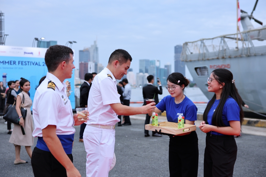 “Đắt khách” không kém là những ly mocktail của nhà Vinamilk. Các sản phẩm nước ép từ những loại trái cây nhiệt đới được biến tấu theo những công thức độc đáo để giữ trọn hương vị tươi mát, trở thành dư vị khó quên trong lòng thực khách quốc tế (Ảnh: Nguyễn Hoàng).