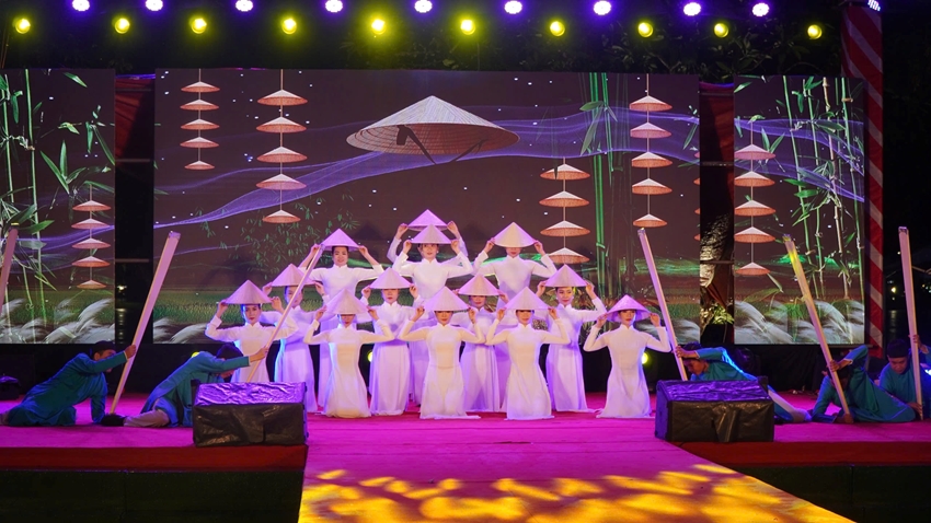 Tiết mục nghệ thuật của đoàn Huế. Ảnh: Thái Bình