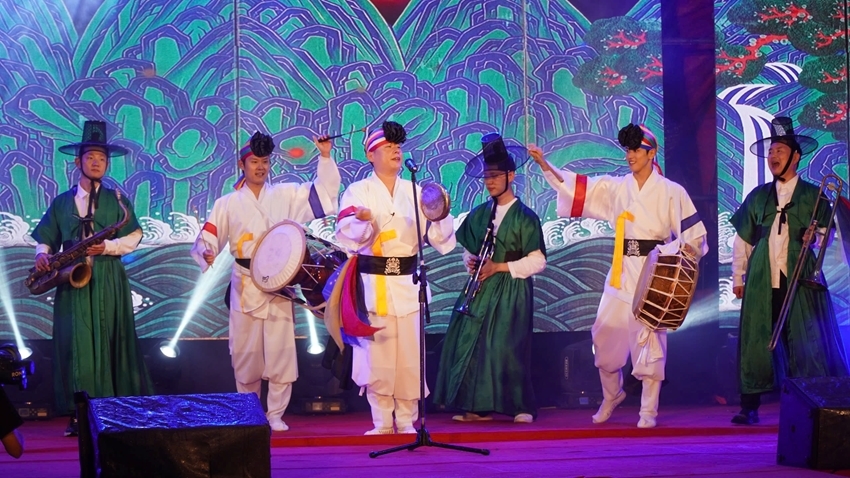 Tiết mục nghệ thuật truyền thống của đoàn Hàn Quốc. Ảnh Thái Bình