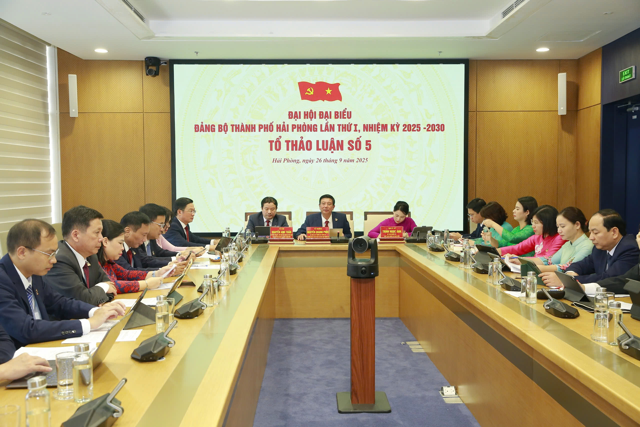 Các đại biểu thảo luận tại Tổ thảo luận số 5
