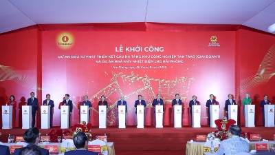 PM attends ground-breaking of Tan Trao IP and Hai Phong LNG Power Plant 