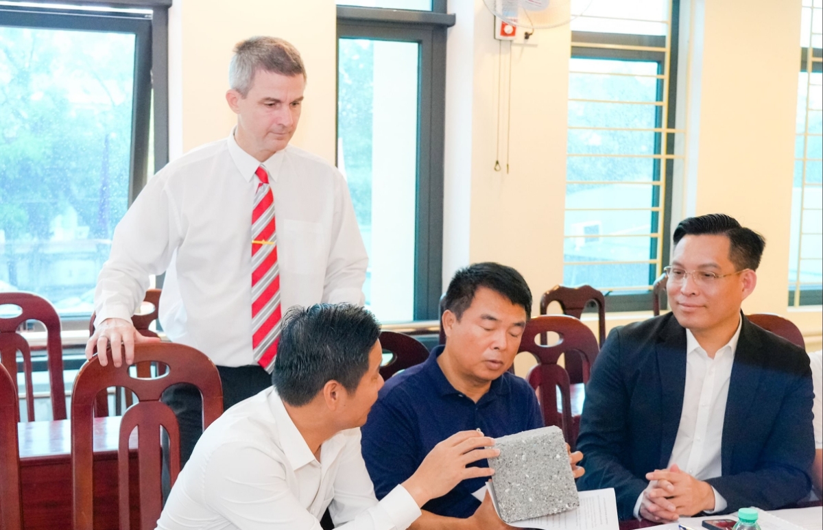 Đại diện doanh nghiệp Hungary giới thiệu sản phẩm vật liệu xây dựng công nghệ mới. Ảnh: Thanh Lê