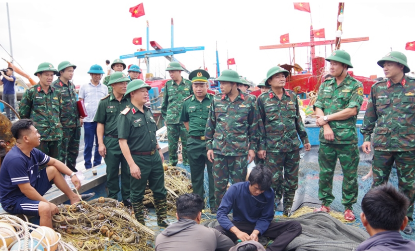 Thiếu tướng Hoàng Duy Chiến, Phó tư lệnh Quân khu 4, kiểm tra công tác ứng phó bão số 10 tại tỉnh Thanh Hóa. Ban Chỉ huy Phòng thủ dân sự tỉnh Thanh Hóa đã ban hành lệnh cấm biển từ 6h ngày 27/9, đồng thời chuẩn bị phương án sơ tán 1.722 hộ với hơn 7.300 nhân khẩu sinh sống tại vùng có nguy cơ lũ quét, sạt lở.