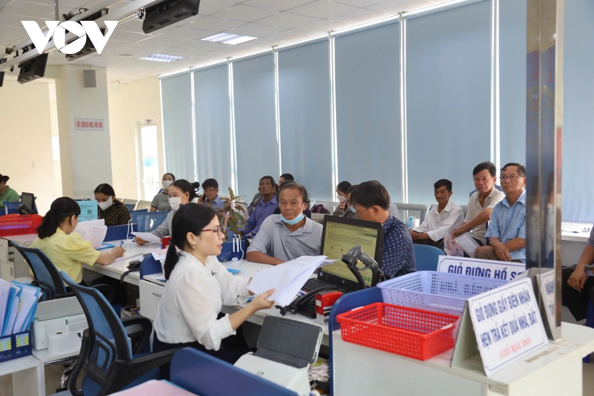 Người dân thực hiện thủ tục hành chính tại Trung tâm phục vụ hành chính công tỉnh Quảng Ngãi. Ảnh: VOV