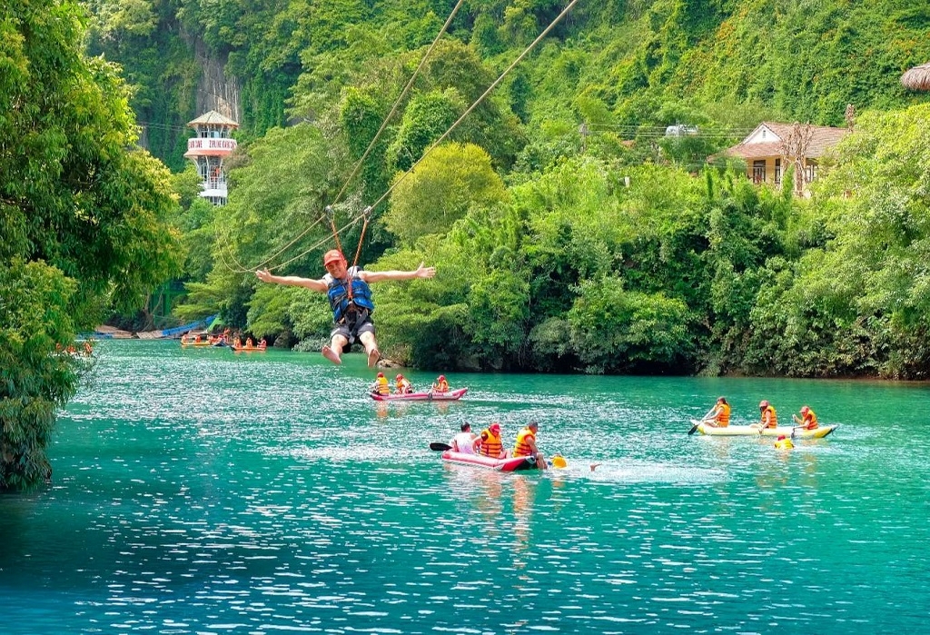 Du khách trải nghiệm zipline sông Chày - Hang Tối, tỉnh Quảng Trị