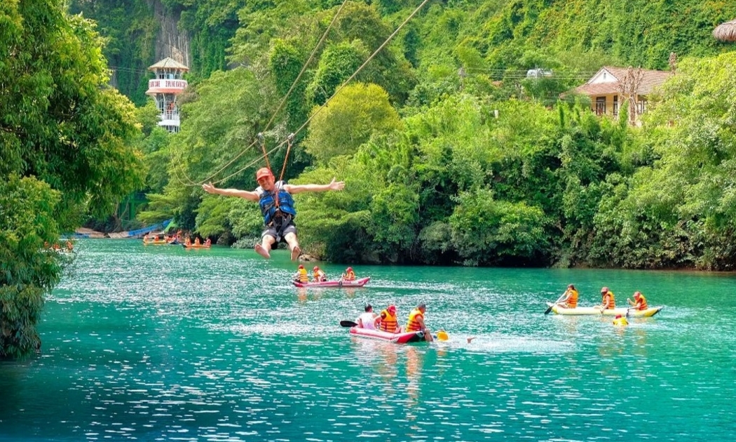 Du khách trải nghiệm zipline sông Chày - Hang Tối, tỉnh Quảng Trị