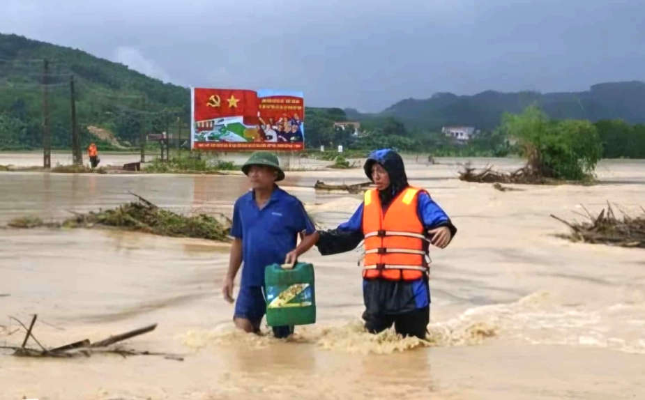 Bão chưa vào đất liền, mưa lớn đã khiến nhiều nơi ở Thanh Hóa, Quảng Trị ngập lụt