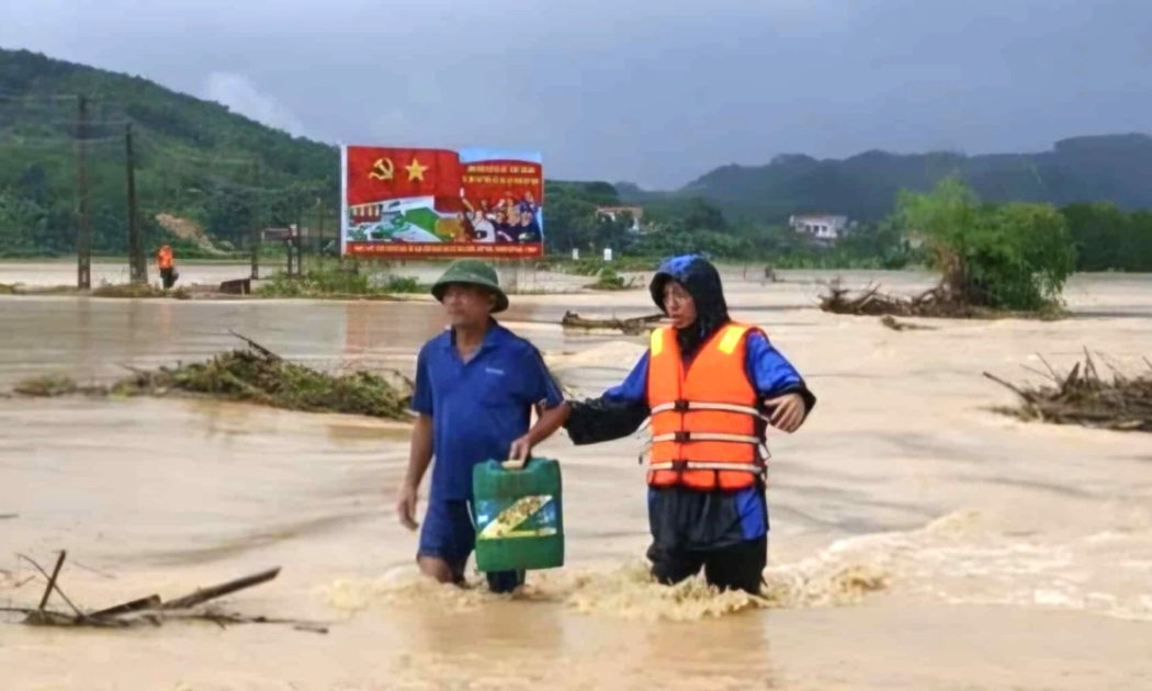 Người dân lội qua con đường ngập sâu ở xã Vạn Xuân (Thanh Hoá) ngày 27/9.